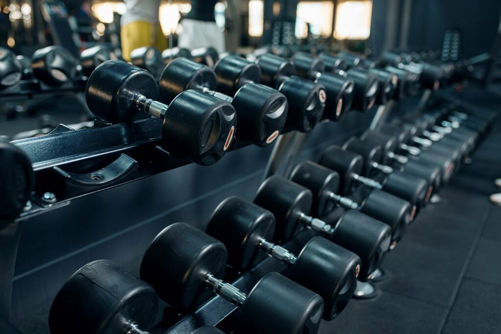 row-of-dumbbells-in-gym-closeup-nobody-VM3VSDY-min.jpg